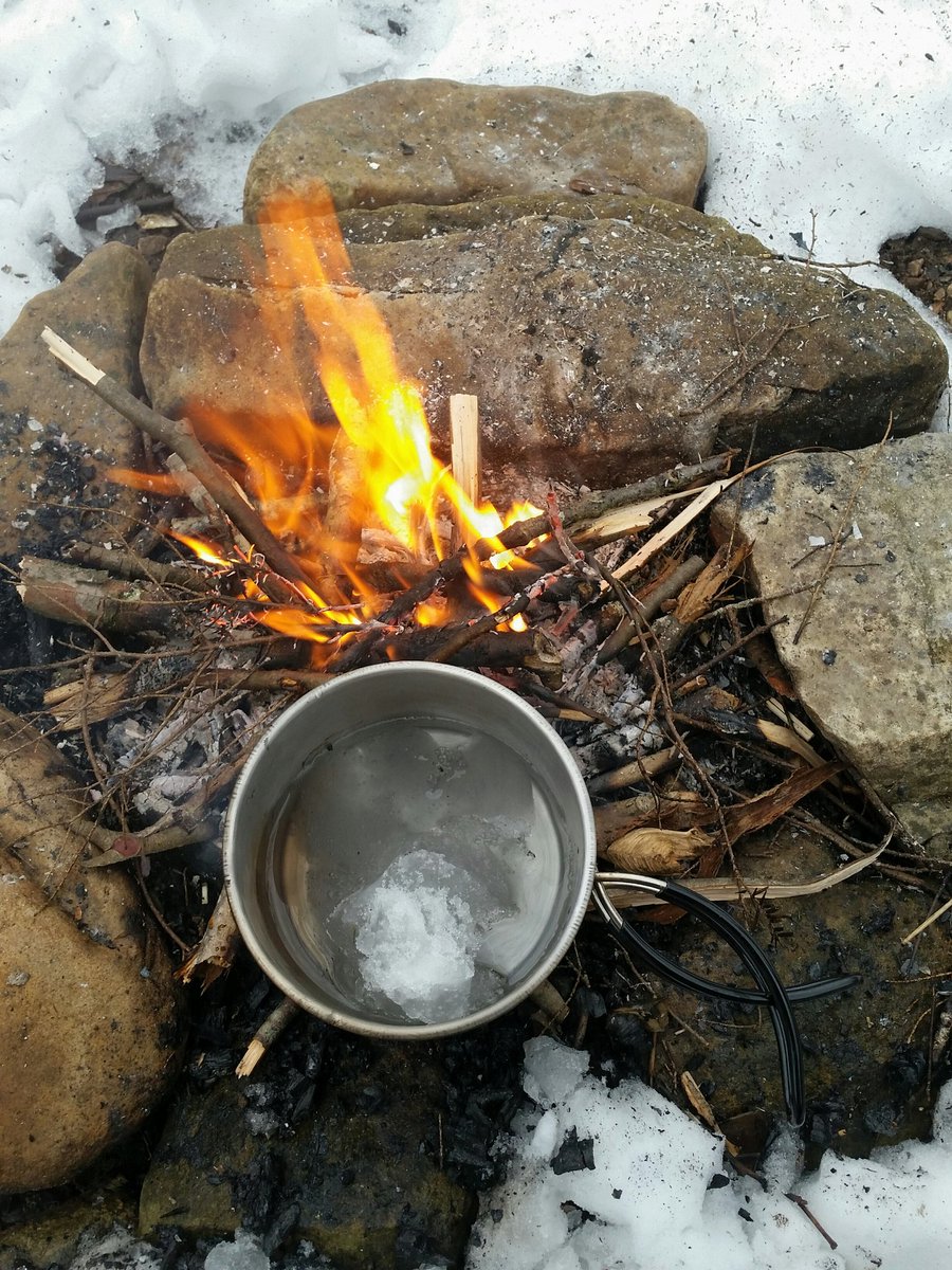 TheBatFaNo27's tweet photo. If you're dehydrated, and the only thing around is snow, DON'T eat it. Eating snow directly can lower your core body temperature, and lead to hypothermia. If possible take the time to melt the snow as much as you can. #camping #outdoors #bushcraft #survivalist #survival #Winter https://t.co/YtDWopNWn2