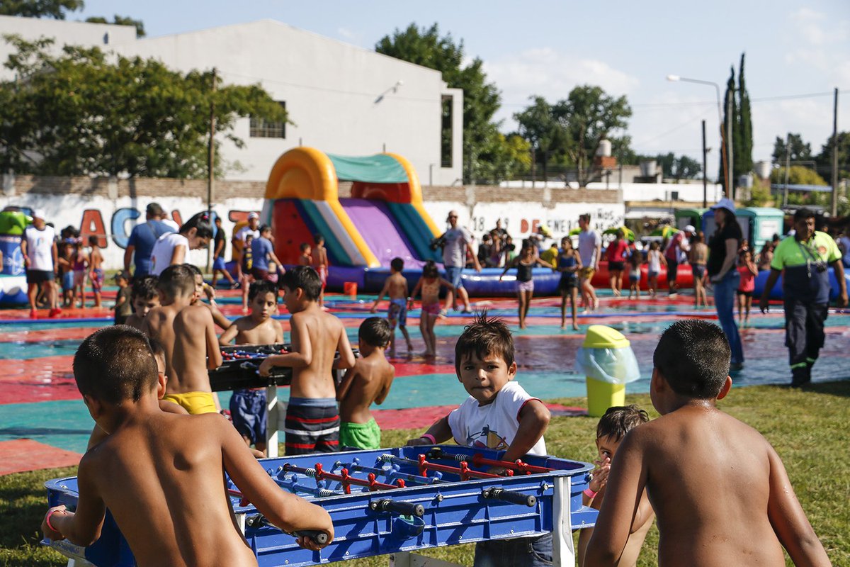 NicoDucote's tweet photo. Hoy visité el Parque Acuático en #Alberti y compartí la tarde junto a muchísimos chicos! Es un espacio gratuito que recorre nuestros barrios y cuenta con juegos de agua, inflables, piletas y actividades recreativas destinadas a niños de 4 a 12 años. https://t.co/aqd3DBvbl3