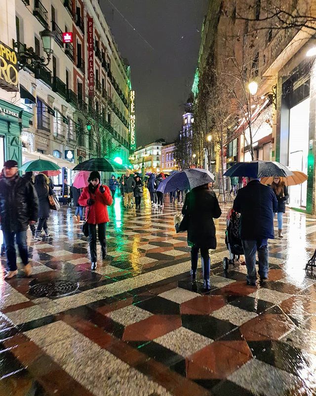 A rainy evening for balance. Haven't seen so many umbrellas for a long time!
#igersmadrid #nightlife #spanishwinter bit.ly/2Dl0BY2