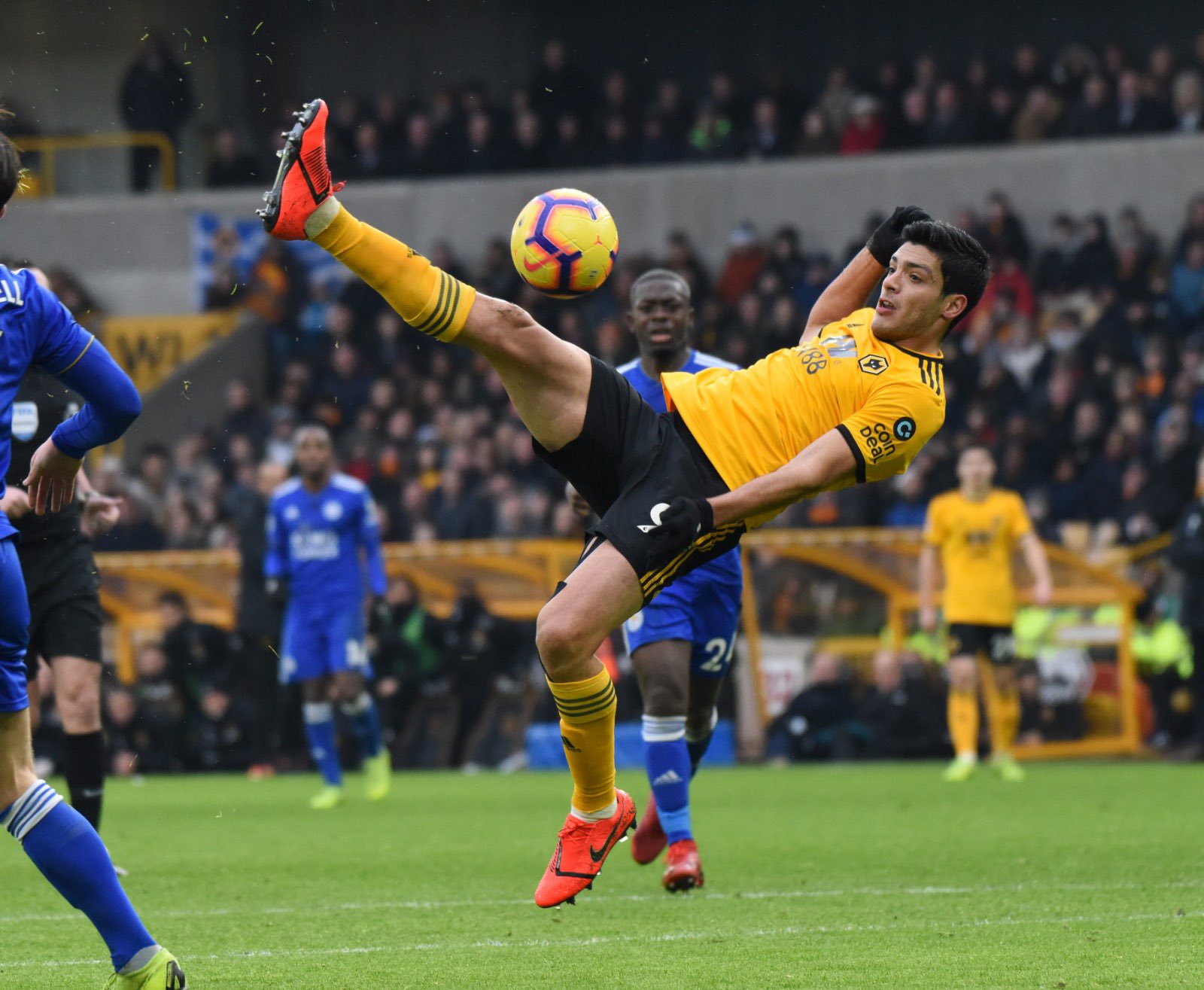 Raúl Jiménez anota 