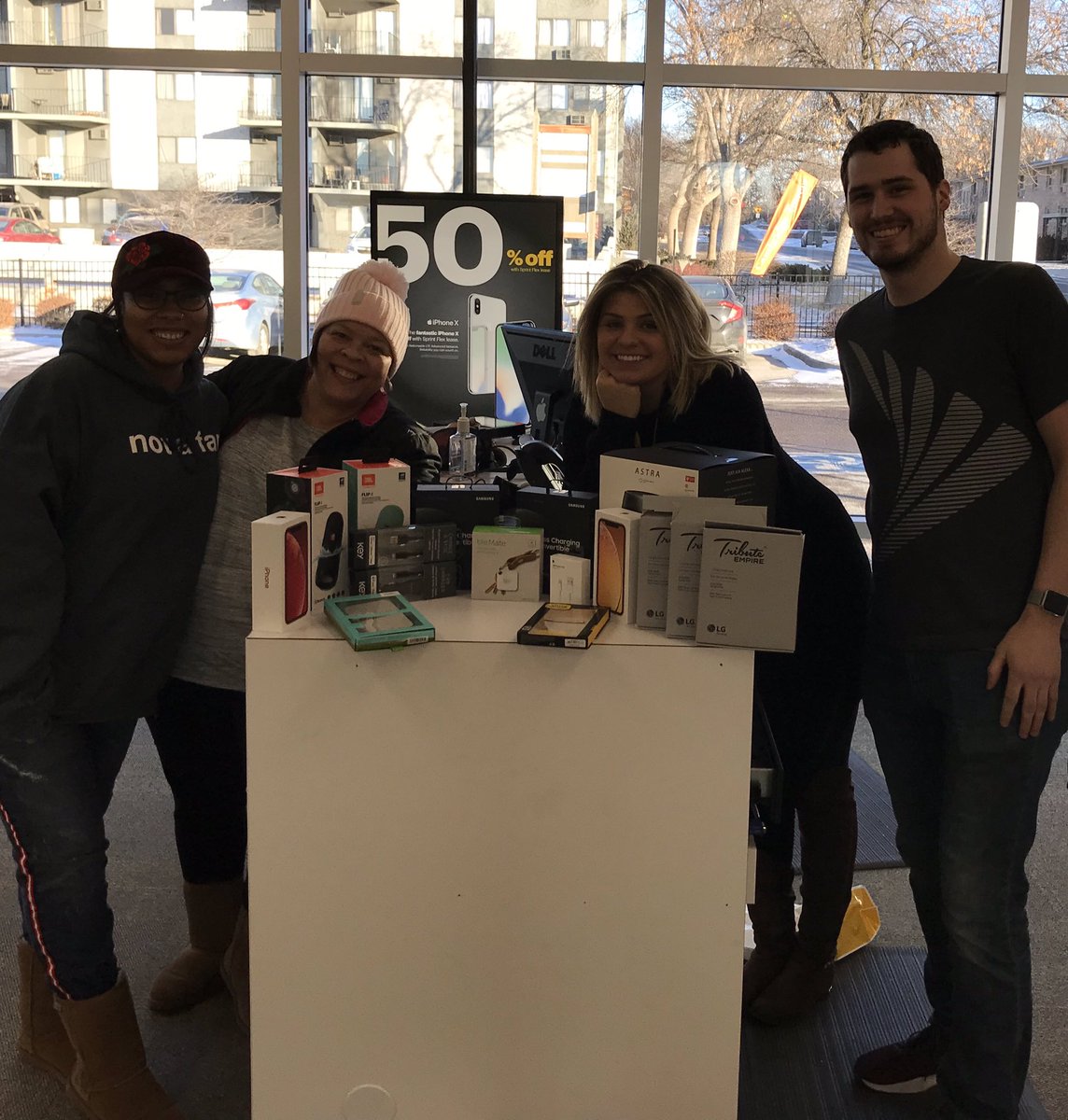 These deals are HOT. How could you leave the store without a smile when you have SO MANY NEW TOYS! Here’s to the newest editions to the Sprint family #BITW #GoldStandard @DCalzone77 <a href="/HoosierCrouch/">Dustin Crouch</a> <a href="/jimmills22/">Jim Mills</a>