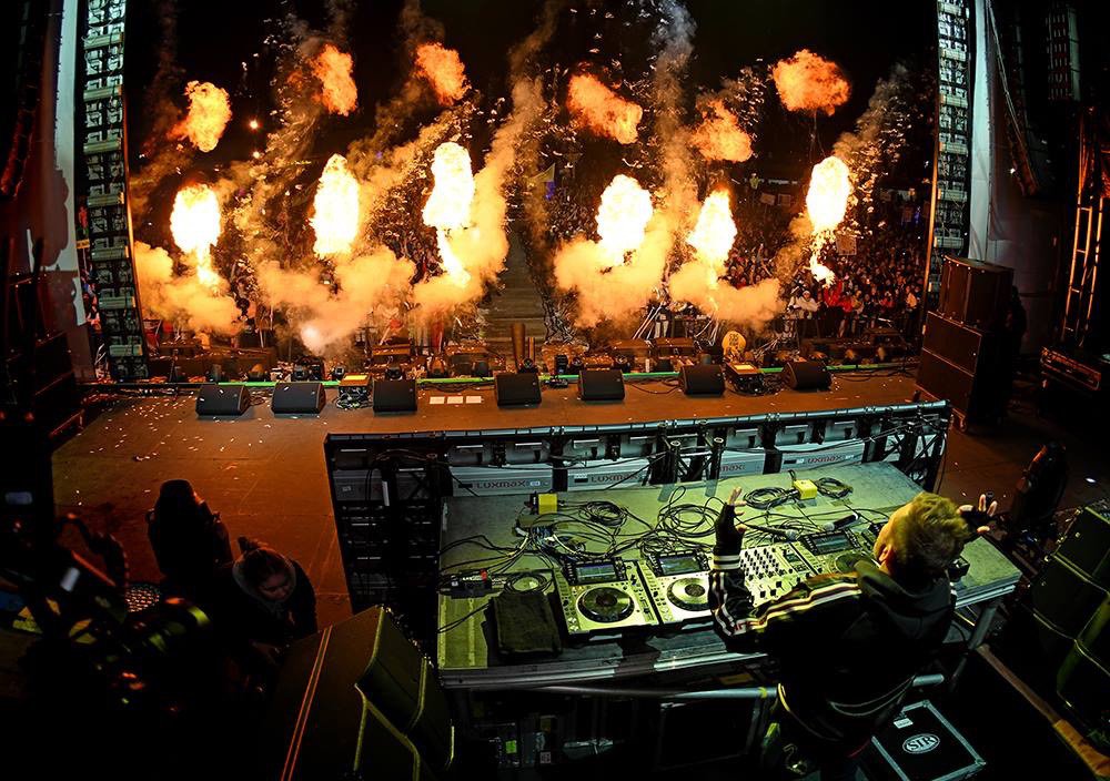 SpeirNews's tweet photo. 🎧 @kaskade heating things up #NYE at the 2018 @snowglobe 📸 @markowensphoto #DriveMusicExperience on #SpeirTV #DjSpeir #Speir #CircuitParty #Rave #Edm #Follow #Raver #RaverMag #RaverMagazine #DanceMusic #Live #RaveGirls #Music #Phoenix #Arizona #Goodtimes #Plur #Dj #Djs #ASU https://t.co/4j48KwzJuD