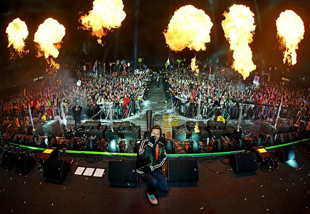 SpeirNews's tweet photo. 🎧 @kaskade heating things up #NYE at the 2018 @snowglobe 📸 @markowensphoto #DriveMusicExperience on #SpeirTV #DjSpeir #Speir #CircuitParty #Rave #Edm #Follow #Raver #RaverMag #RaverMagazine #DanceMusic #Live #RaveGirls #Music #Phoenix #Arizona #Goodtimes #Plur #Dj #Djs https://t.co/fKuca5iIRh