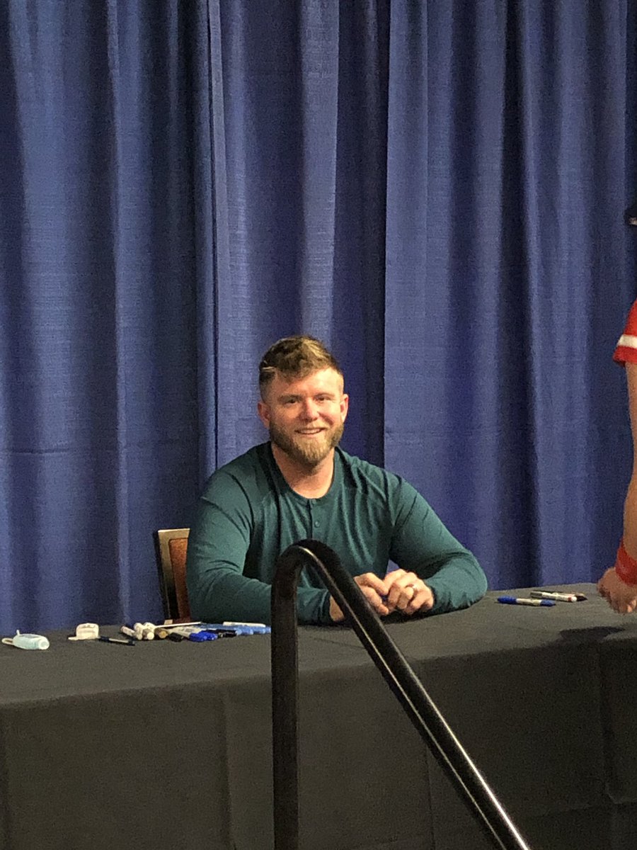 KHamilton14's tweet photo. I can check a big item off my bucket list meet #RyneSandberg and get his autograph ๐ ... Also got to meet fireballer/brawler #KyleFarnsworth and 'the brow' #TaylorDavis Today was a good day. #CubsCon https://t.co/VAelH3WUDf
