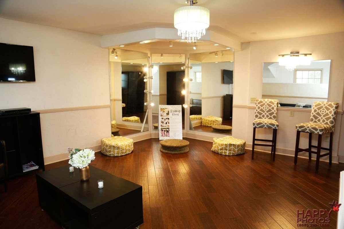 Looking for a venue with TWO bridal suites?! Call and schedule your site tour today!  (562) 494-5000×233 ☎️

#bridalsuite #groomsroom #dressingrooms #gettingreadyroom #vanitylights #makeuproom #powderroom #privatesuite