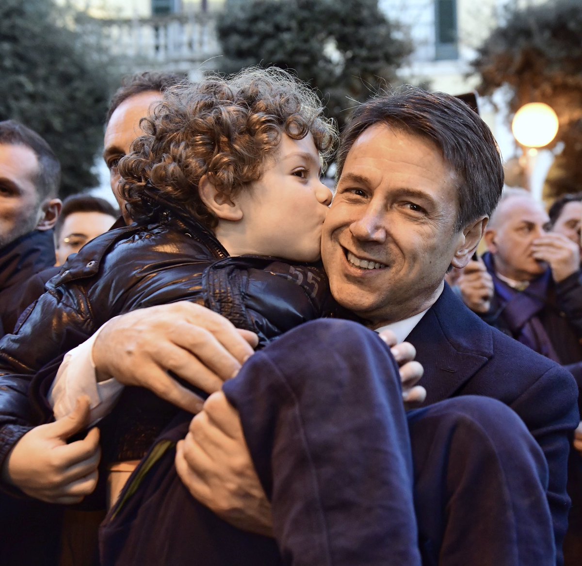 GiuseppeConteIT's tweet photo. Matera oggi ha dimostrato di poter promuovere il riscatto del Sud e di poter rappresentare a testa alta l’orgoglio italiano in Europa. L’antica città dei sassi, dalla “dolente bellezza” che tutto il mondo ci invidia, sta progettando il suo futuro, perché si realizzi qui ed ora https://t.co/6VoOEeLzH0