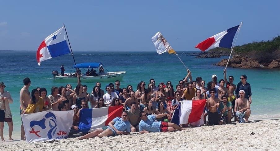 Peregrinos franceses disfrutan de la belleza de Isla Iguana en Pedasí. #JMJ2019