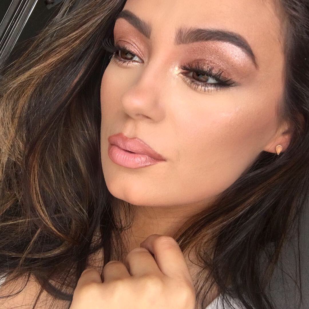 itsalexisruby's tweet photo. As a bridal MUA, i was thinking....
If it were my wedding day, how would i want my own makeup?

And let’s not sleep on the @jaclynhill @morphe palette. It still gives life as if it just launched yesterday 😭 forever fave! #jaclynhillpalette #morphe https://t.co/9icpKyHFDT