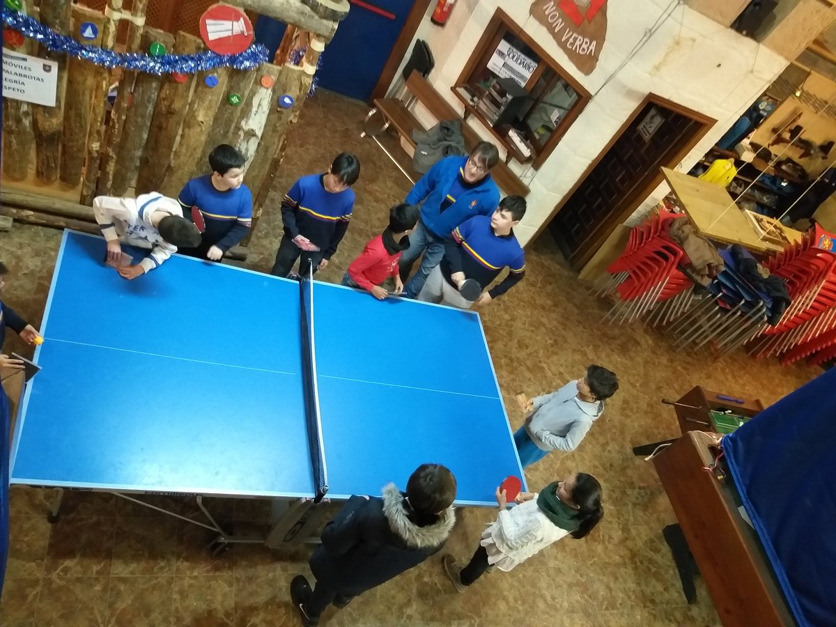 OJEGUADARRAMA's tweet photo. Hoy hemos pasado una estupenda tarde de Hogar, con rueda de ping-pong, canciones y una charla sobre alimentación de supervivencia  por Joaquín, padre de afiliado @OJE_oficial https://t.co/teRK5sdMQD