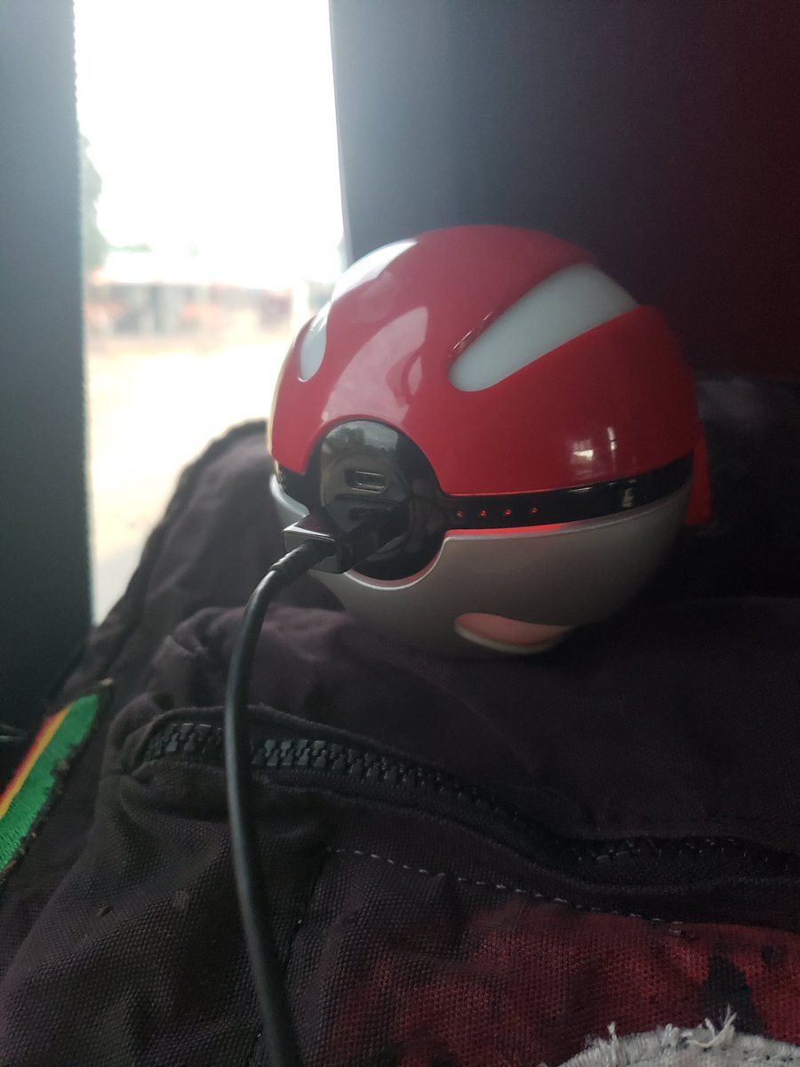 MemesDelPeru's tweet photo. Tíldenme de friki, otaku o virgen pero mi cargador portátil tiene forma de pokebola. 😌 https://t.co/fcaciL3fpY