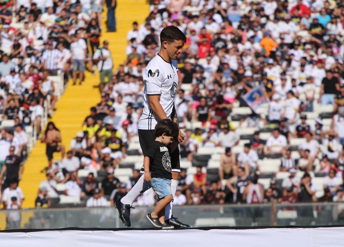 Cantemostodoscl's tweet photo. #NocheAlba [Fotos] Benjamín Peralta #MundoColoColo https://t.co/xCrQOuY3C2