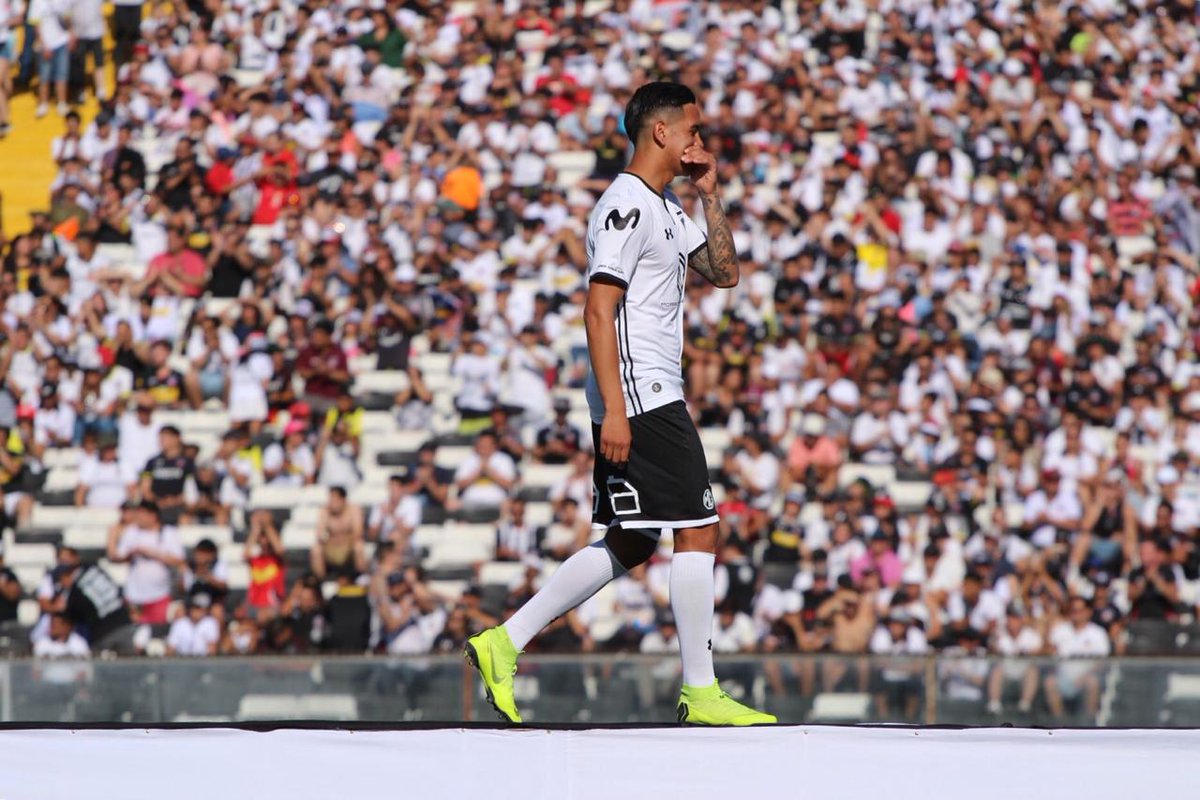 Cantemostodoscl's tweet photo. #NocheAlba [Fotos] Benjamín Peralta #MundoColoColo https://t.co/xCrQOuY3C2