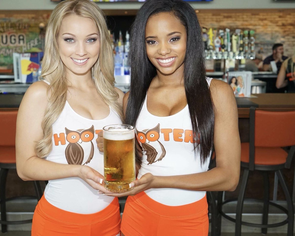 hootersarizona's tweet image. Come grab a beer and watch Pacquiao vs. Broner tonight! Watch it LIVE at these area Hooters locations! #HBOboxing

Hooters West Phoenix Hooters Metro Center Hooters Downtown Phoenix Hooters Mesa Hooters Yuma 🥊