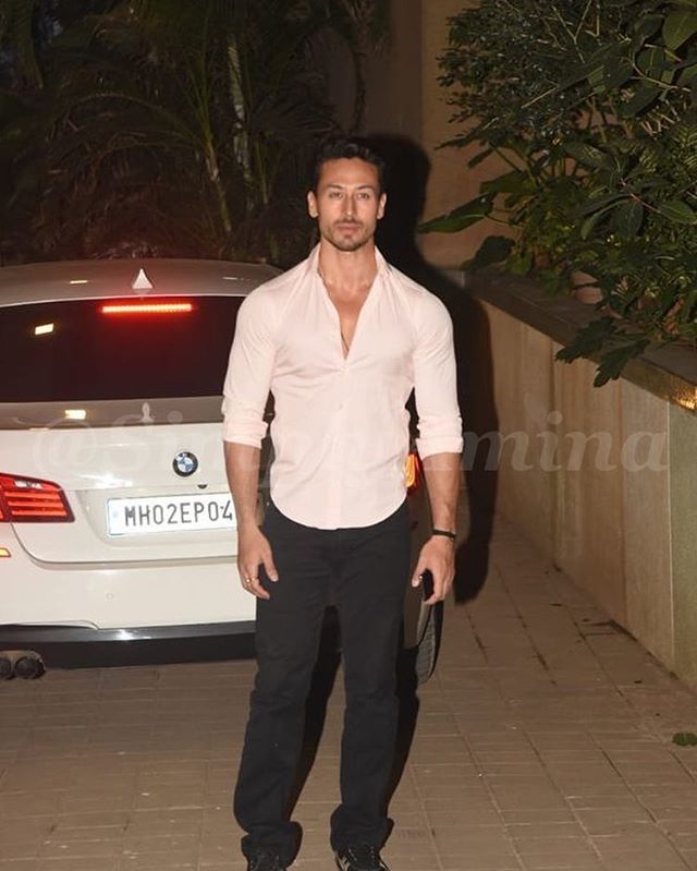 SimplyAminaxx's tweet photo. @tigerjackieshroff at director Punit Malhotra weekend bash tonight! 😎🙏🏼 @simplyaminaxx .
.
.
#TigerShroff #PunitMalhotra #SimplyAmina #Bollywood #BollywoodBlog #BollywoodGirl #CelebSpotting #BollywoodUpdates #Interviews #BollywoodSpotting #Bollywood… https://t.co/kc2O4XUSGj https://t.co/7pdhYvEEKX