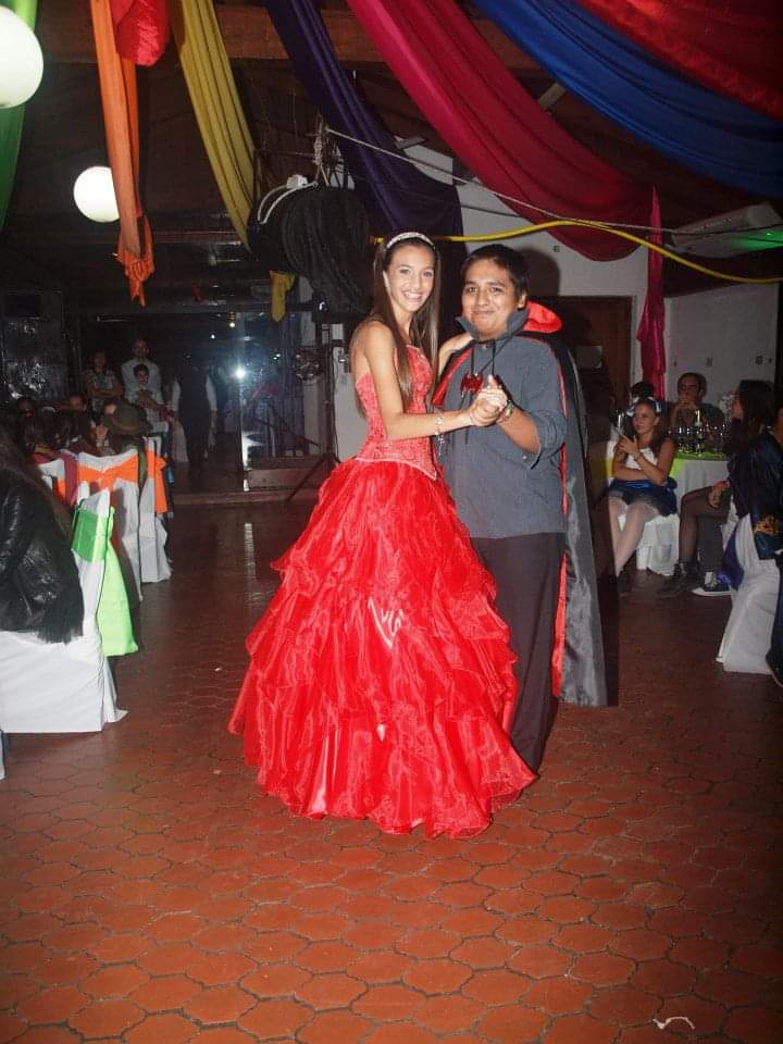 ValenRavasi's tweet image. Fue de disfraces asi que baile el vals con dracula, uno que vendia mariguana, el papa y otros