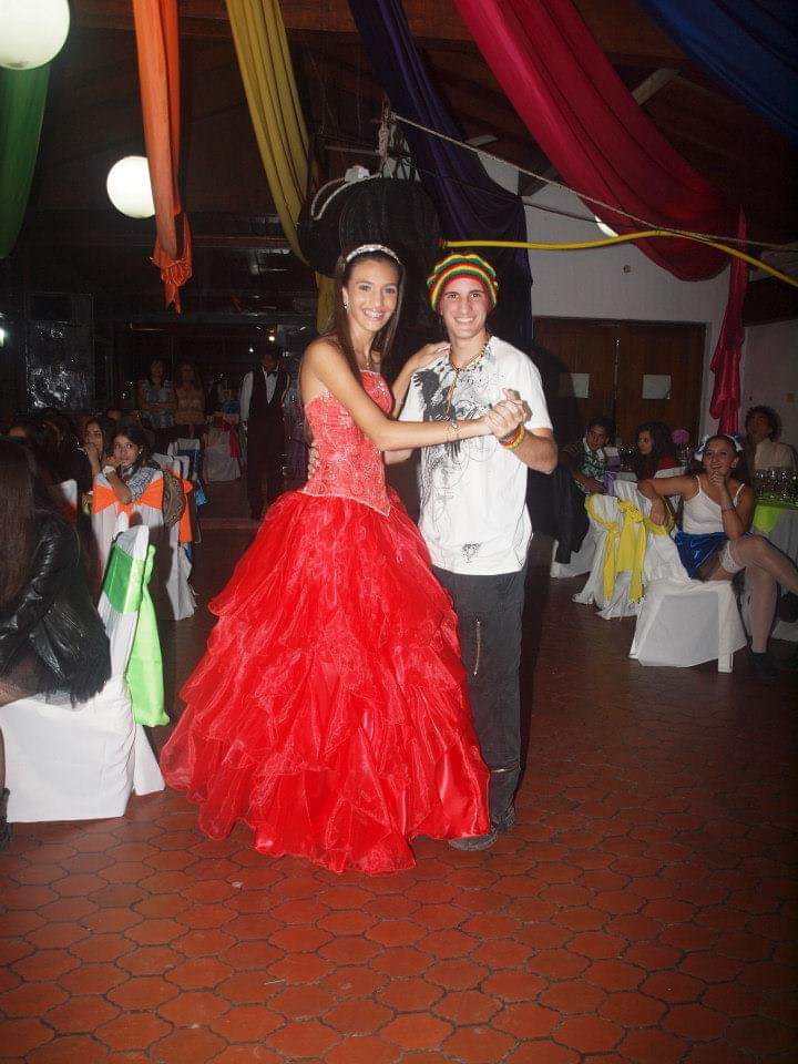 ValenRavasi's tweet image. Fue de disfraces asi que baile el vals con dracula, uno que vendia mariguana, el papa y otros