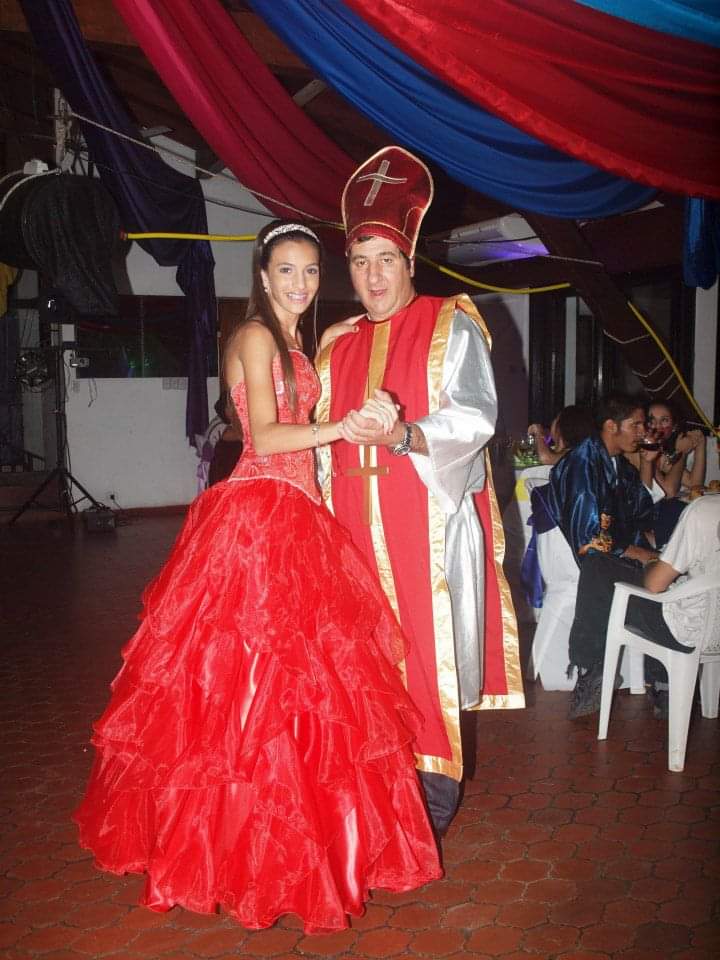 ValenRavasi's tweet image. Fue de disfraces asi que baile el vals con dracula, uno que vendia mariguana, el papa y otros