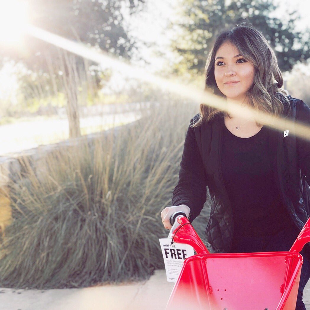 Ynnat_19's tweet photo. Now I make commercials for bikes 🚲 #uberbikes https://t.co/SesotY18er