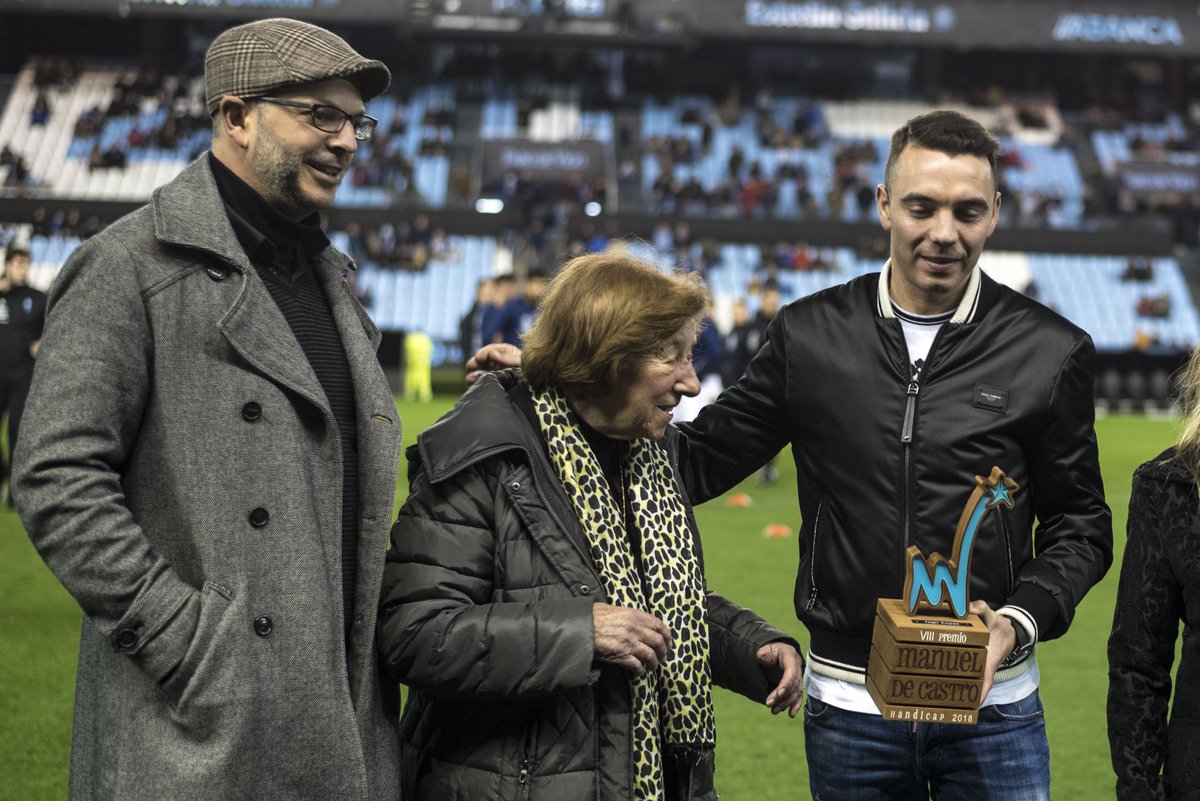 siareiros's tweet photo. A entrega do "Manuel de Castro 2018" a @aspas10 onte en Balaídos nos prolegómenos do partido do @RCCelta #MdC2018 (Fotos de @vazquezvarela) https://t.co/satL7uuzE2