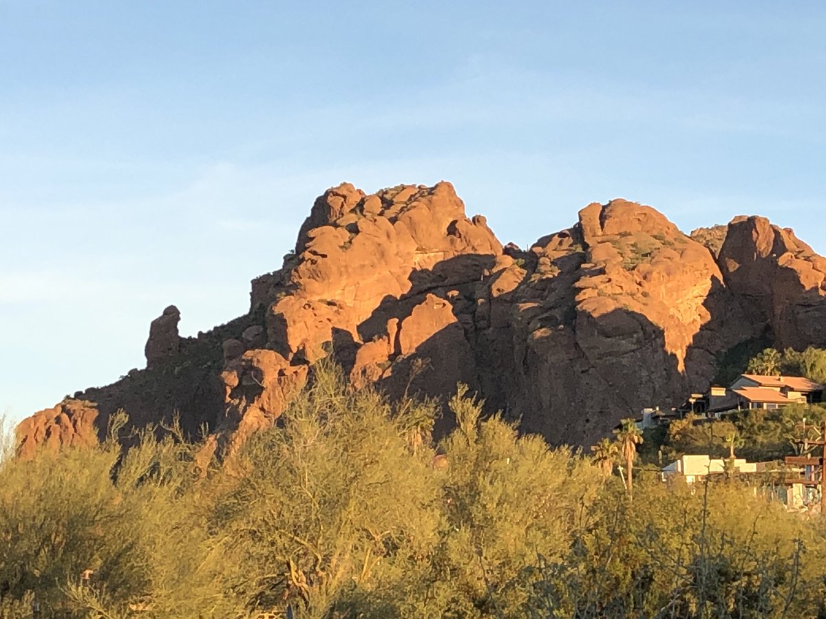 TM_10tori's tweet photo. Chasing an #AZSunset #AZAwesome #prayingmonk #camelback #themoon https://t.co/192qLzmdG5