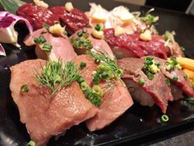 muni_gurume_'s tweet photo. 【肉バル 29○TOKYO】
@神奈川：横浜駅から徒歩1分

全7種の肉寿司食べ放題を3980円で堪能できるお店。
脂がたっぷり乗ったお肉は食べ応え抜群✨
馬肉、豚とろ、鴨、ササミ、ローストビーフ、牛タン、ハラミの計7種が食べ放題！
とにかく肉を食らいたい肉食系にはたまらない🎶 https://t.co/8InWF8lc8f
