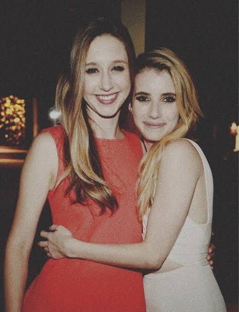BoysInMay1's tweet photo. Mais que amigas friends, Taissa Farmiga e Emma Roberts https://t.co/Upstz0jndw