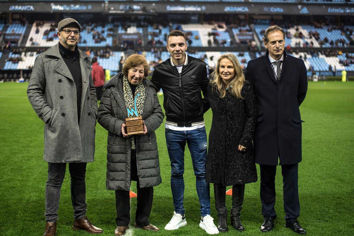siareiros's tweet photo. A entrega do "Manuel de Castro 2018" a @aspas10 onte en Balaídos nos prolegómenos do partido do @RCCelta #MdC2018 (Fotos de @vazquezvarela) https://t.co/satL7uuzE2