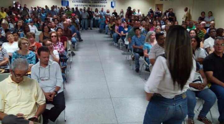 FrentMujeresArg's tweet photo. Diputadas Aragueñas en #CabildoAbierto por los diferentes municipios de Aragua @MariMagallanesC @CarolinadMirand @karinsalanova https://t.co/to1PkqlnkC