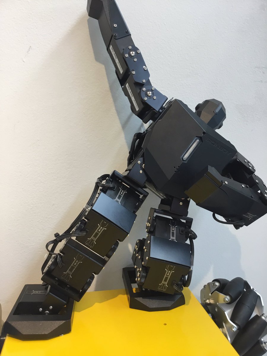 ロボットショップ 今日のおすすめは 完成版 Ironboy Irh 100 16個のサーボモーター搭載の二足歩行ロボットです Androidアプリでスマホから操作ができ モーションソフトでpcによるプログラミングもできます 多色に光るledもカッコいいですよ