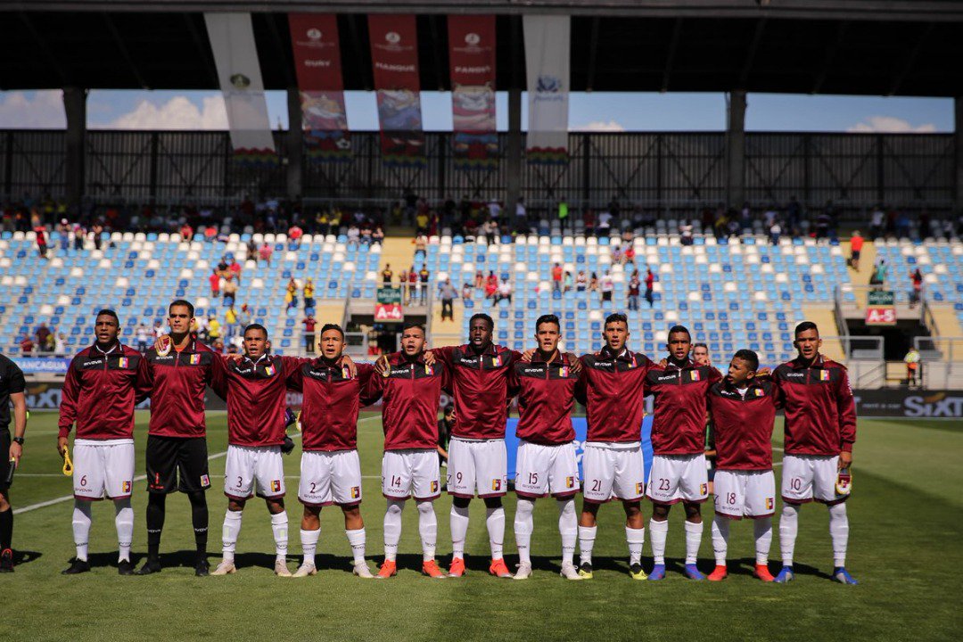 Felicitaciones a nuestros guerreros Vinotinto del fútbol, por su victoria 2-1 ante la selección de Chile, en el #SudamericanoSub20. Toda Venezuela celebra con ustedes muchachos, y vamos por más. Un abrazo y todo mi apoyo.  ¡Que viva nuestra Generación de Oro!