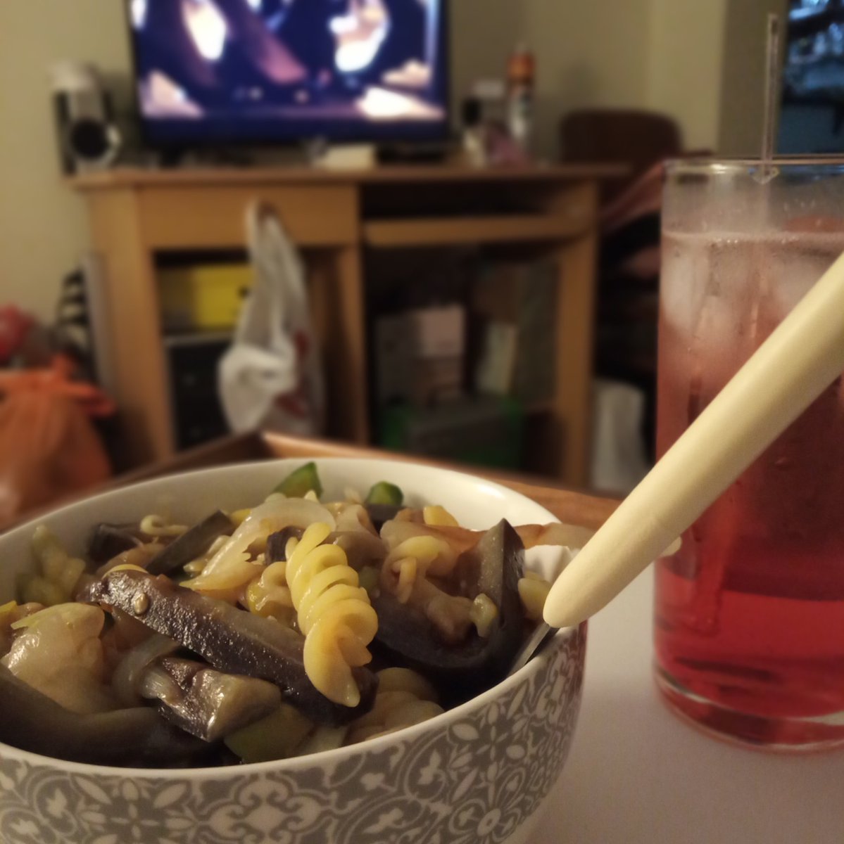 Tia_ViL_12's tweet image. Sábado... Noche de #CrazyStupidLove, tirabuzones con verduras y CAMPARI!!!

#HomeAlone #StudyNight #SummerIsALie