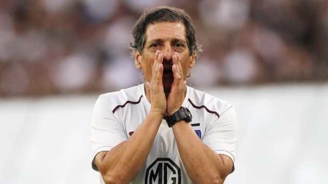 Cooperativa's tweet photo. [Fotos] Estudiantes amargó el estreno de Mario Salas y Gabriel Costa en Colo Colo por la #NocheAlba2019 https://t.co/YFIDZWR8ki https://t.co/If5Qo9wPc7