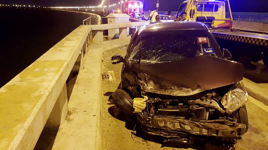 Berita Harian On Twitter Kereta Terhumban Ke Laut Selepas Kemalangan Di Jambatan Pulau Pinang Https T Co Zbqig5ayq8