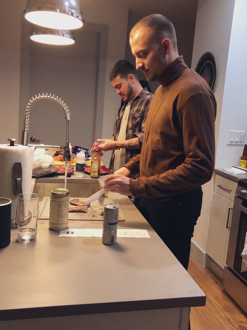 got the Brazilian boys whippin in my kitchen 👨🏻&zwj;🍳 👨🏻&zwj;🍳 https://t.co/uWBbkpIVre<a href="/tag/broccoli"class="tags"><span>#broccoli</span></a><a href="/tag/wholesome"class="tags"><span>#wholesome</span></a>