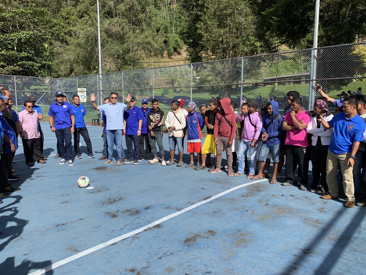 thinalan's tweet photo. Bersama YB @Khairykj beramah mesra bersama penduduk di sekitar PDM Habu, Cameron Highlands pagi ini. Turut bersama Ahli Majlis Tertinggi UMNO Dato’ Sri Sharkar Shamsuddin. @tokmatn9 @drasyrafwajdi 
#PRKCameronHighlands https://t.co/fQssL2odcb