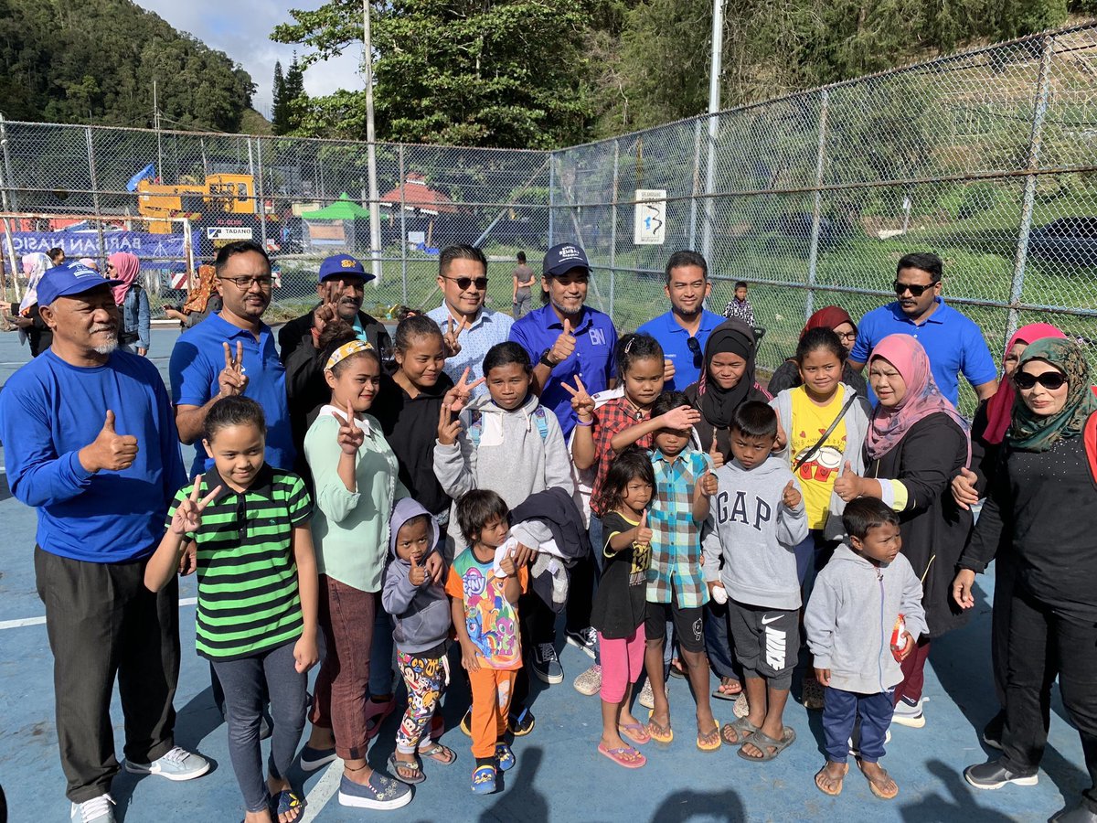 thinalan's tweet photo. Bersama YB @Khairykj beramah mesra bersama penduduk di sekitar PDM Habu, Cameron Highlands pagi ini. Turut bersama Ahli Majlis Tertinggi UMNO Dato’ Sri Sharkar Shamsuddin. @tokmatn9 @drasyrafwajdi 
#PRKCameronHighlands https://t.co/fQssL2odcb