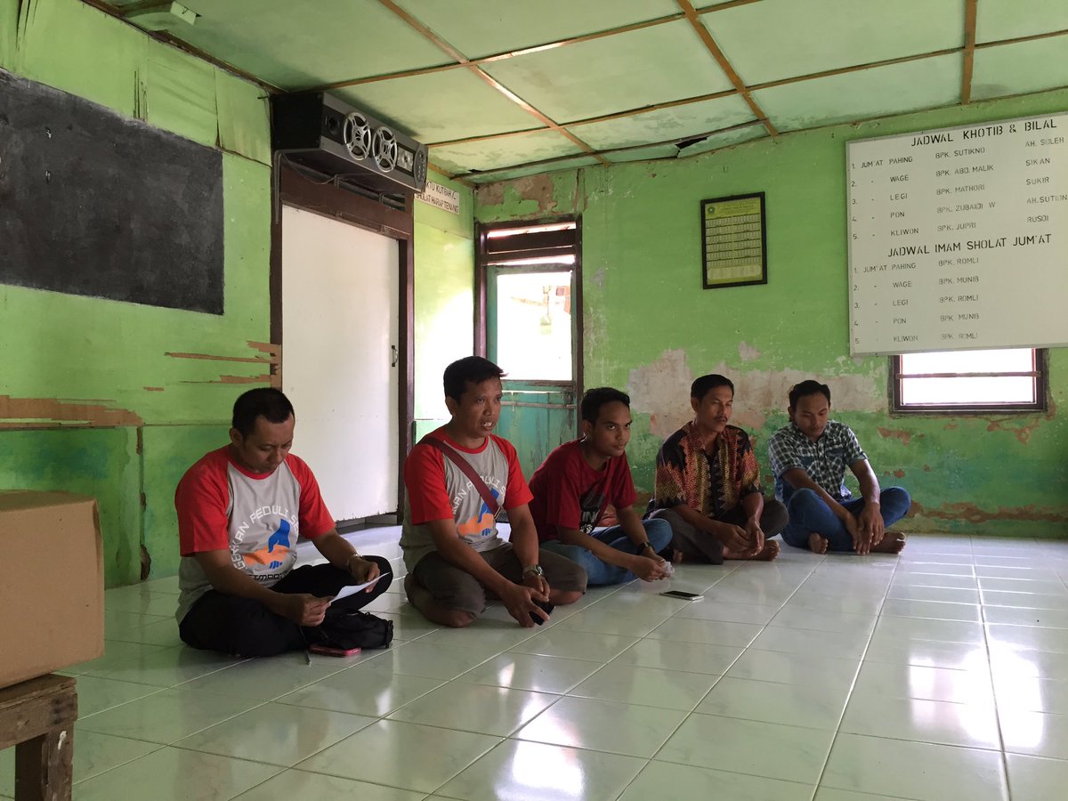 gpssimpatik's tweet photo. Aksi Ketuk Berkah menyapa saudara2 kita di Dukuh Blimbing, Desa Gandu, Bogorejo. Untuk aksi kali ini kita akan menyapa 37 dhuafa dan 6 yatim/piatu. Aksi pertama di 2019 🌹 https://t.co/Z85eJhNAUh