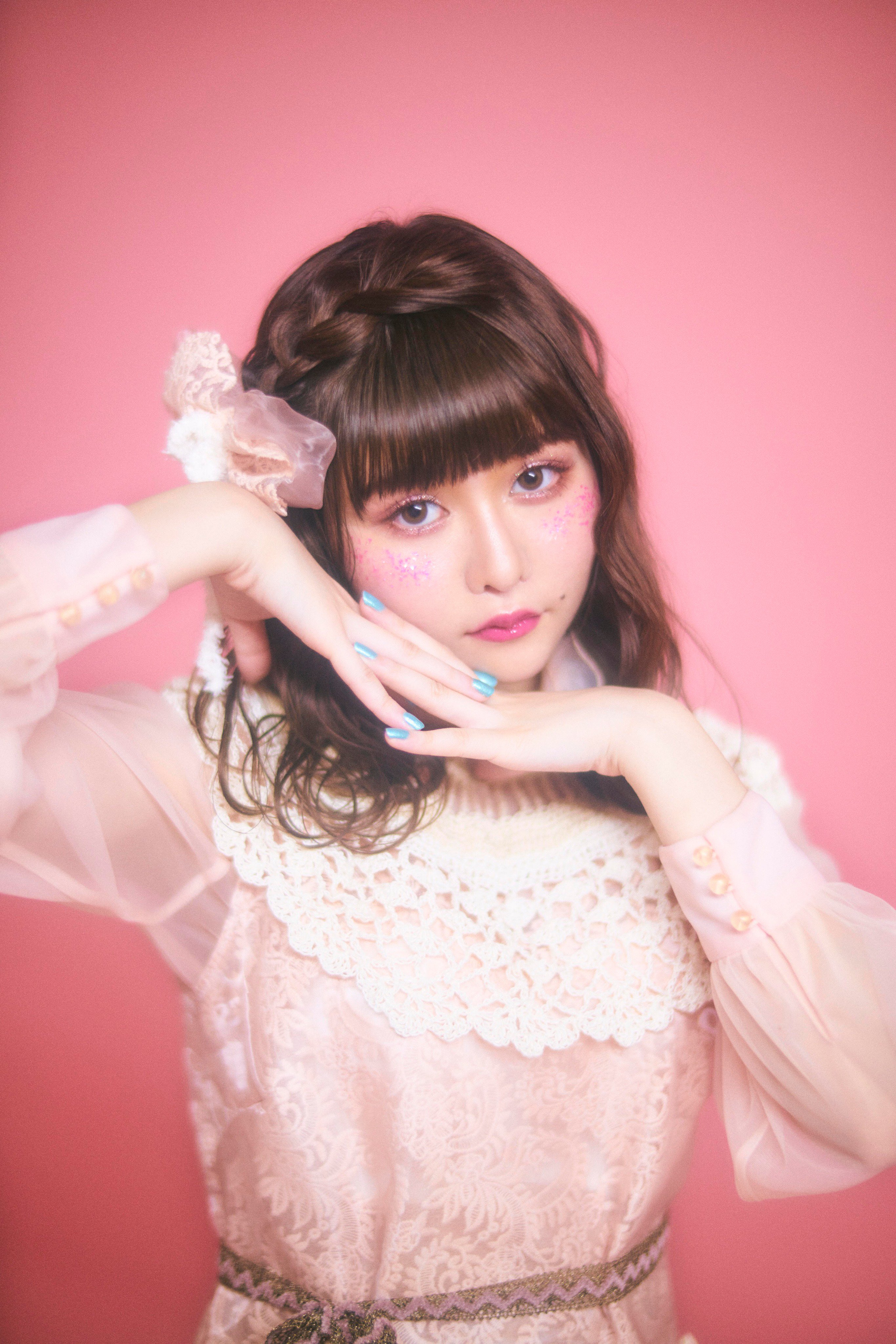 Buzzfeed Japan じつは兄弟姉妹の芸能人 戦慄かなのさん 姉 と頓知気さきなさん 妹 少年院アイドルとして今 注目を浴びる戦慄かなのさん その妹 頓知気さきなさんは お姉さんとのアイドルユニット Femme Fatale として活動しています