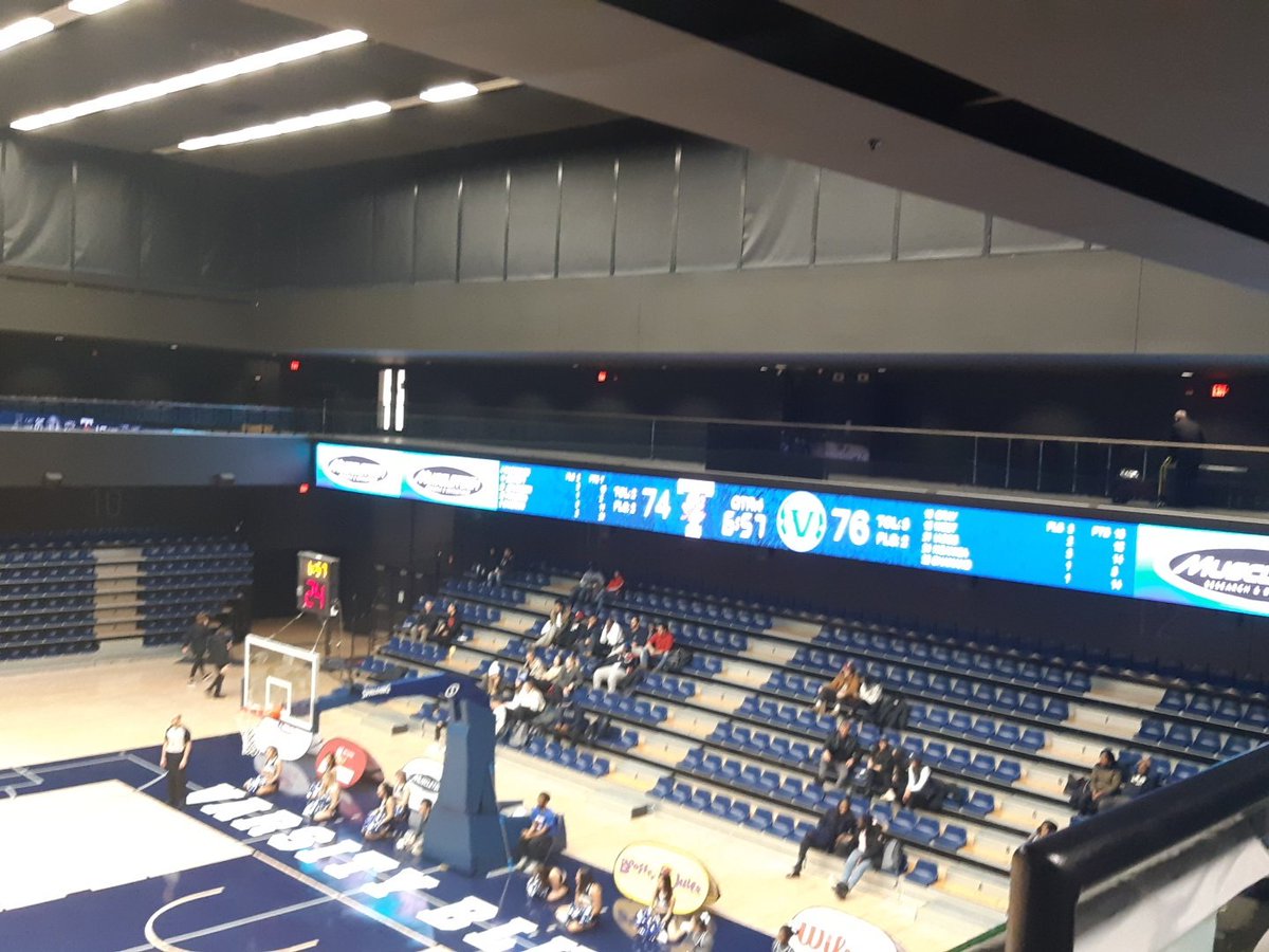solidasabball's tweet image. Literal nail biter here in Toronto @VoyageursMBB vs @Blues_Hoops  #ouabasketball couple of ballers doing there thing