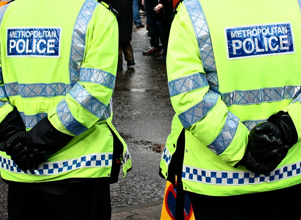 metpoliceuk's tweet photo. Three people have been arrested and a Section 60 order authorised following a violent incident in #Kensington #W11. Two men suffered stab injuries and a third was assaulted. None of them are in a critical condition. https://t.co/6fDYJs50Bt https://t.co/5BjkAU66Va