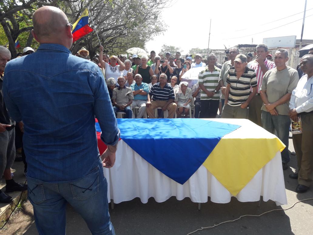 jhonzicardi's tweet photo. Nuestro pueblo dispuesto a salir de la dictadura con fuerza y activos para apoyar a la Asamblea Nacional y sus decisiones Cabildo abierto valmore Rodríguez 
#pjzulia
#pjvrodriguez
#19Ene 
#sihayfuturo https://t.co/3upMwVLKxB