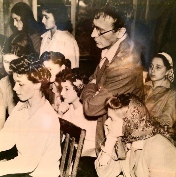 GraingerMuseum's tweet image. Percy Grainger teaching at the National Music Camp, Interlochen, Michigan, 18 May c.1950

As part of our exhibition “Objects of Fame” showing Grainger  teaching, prescient as many students get ready to study. #objectsoffame #percygrainger #graingermuseum #michigan