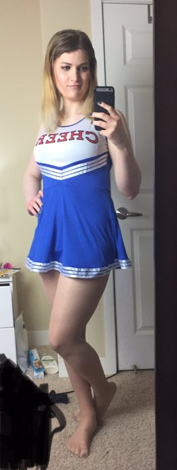 Ikki yalangoch qiz mushuklarini korsatishadi