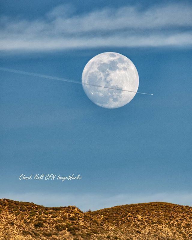 FreeInSoCal's tweet image. #moonrise over #angelesnationalforest #jetcontrails #luckyshot #alwayscarryacamera #cfnimageworks #landscapephotography #landscape #nikon #photographyforlife #moon #frameit