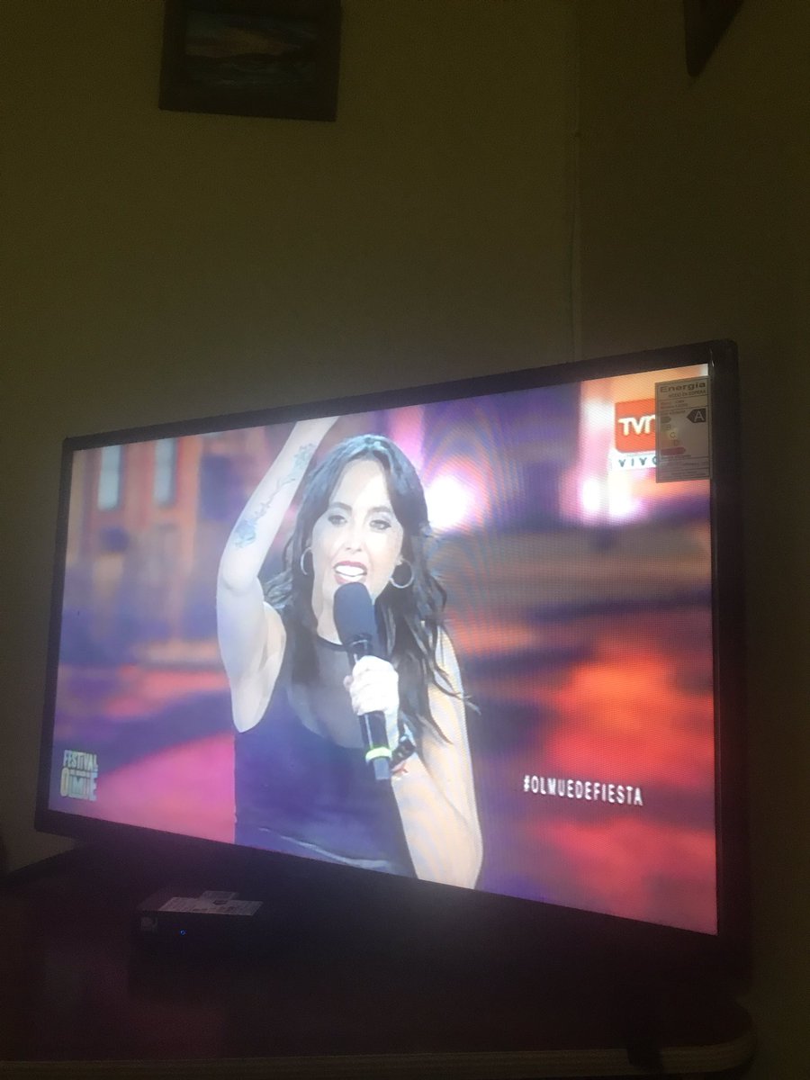 alebanchieri's tweet image. #OlmuedeFiesta #tvn #comprando #focoschinos 😂😂😂 #ChiquiAguayo