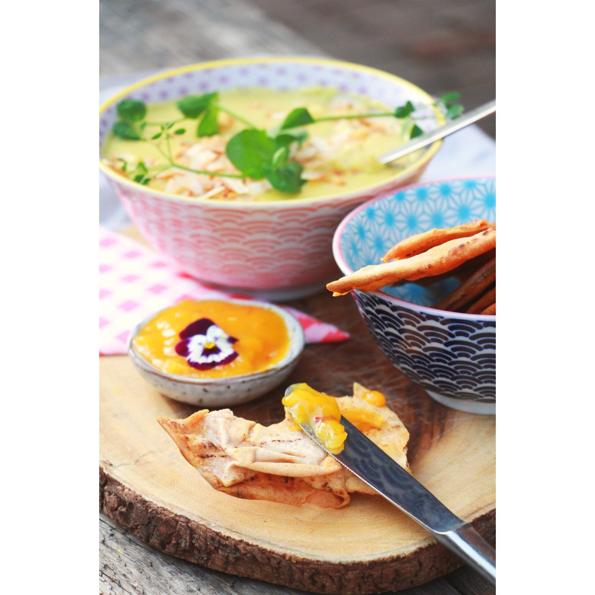 NEW // Geroosterde bloemkool curry soep met zacht gekookt eitje, kokosnoot en pinda crunch👌 Geserveerd met crispy ras-el-hanut flatbread en verse mango chutney💕