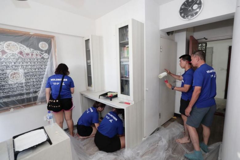straits_times's tweet image. About 1,000 volunteers come together to spring clean homes of needy Tampines residents. #ProjectRefresh str.sg/outK