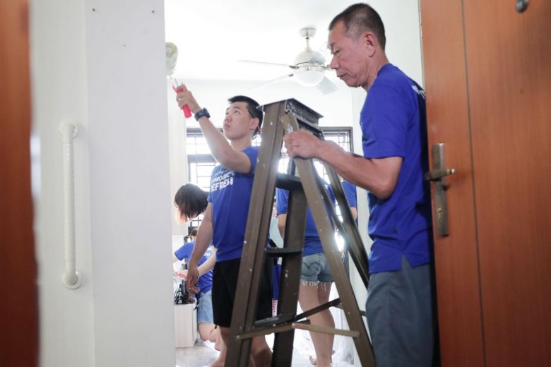 straits_times's tweet image. About 1,000 volunteers come together to spring clean homes of needy Tampines residents. #ProjectRefresh str.sg/outK