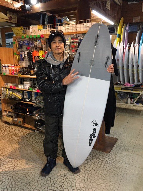 chp_japan's tweet photo. ヒコさん、ニューボード!shaped by DAISUKE.N
#new3chords 5'8"×18"1/4×2"5/32
#surfboad https://t.co/ltQnj84wfw