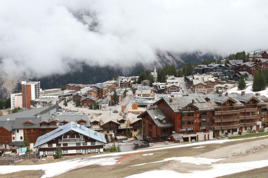 Un important incendie à Courchevel fait deux morts https://www.parismatch.com/Actu/Faits-divers/Un-important-incendie-a-Courchevel-fait-deux-morts-1600543#utm_term=Autofeed&utm_medium=Social&xtor=CS2-14&utm_source=Twitter&Echobox=1547973887 …
